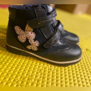 Very Good condition my daughter use couple times . Size 35,for winter time